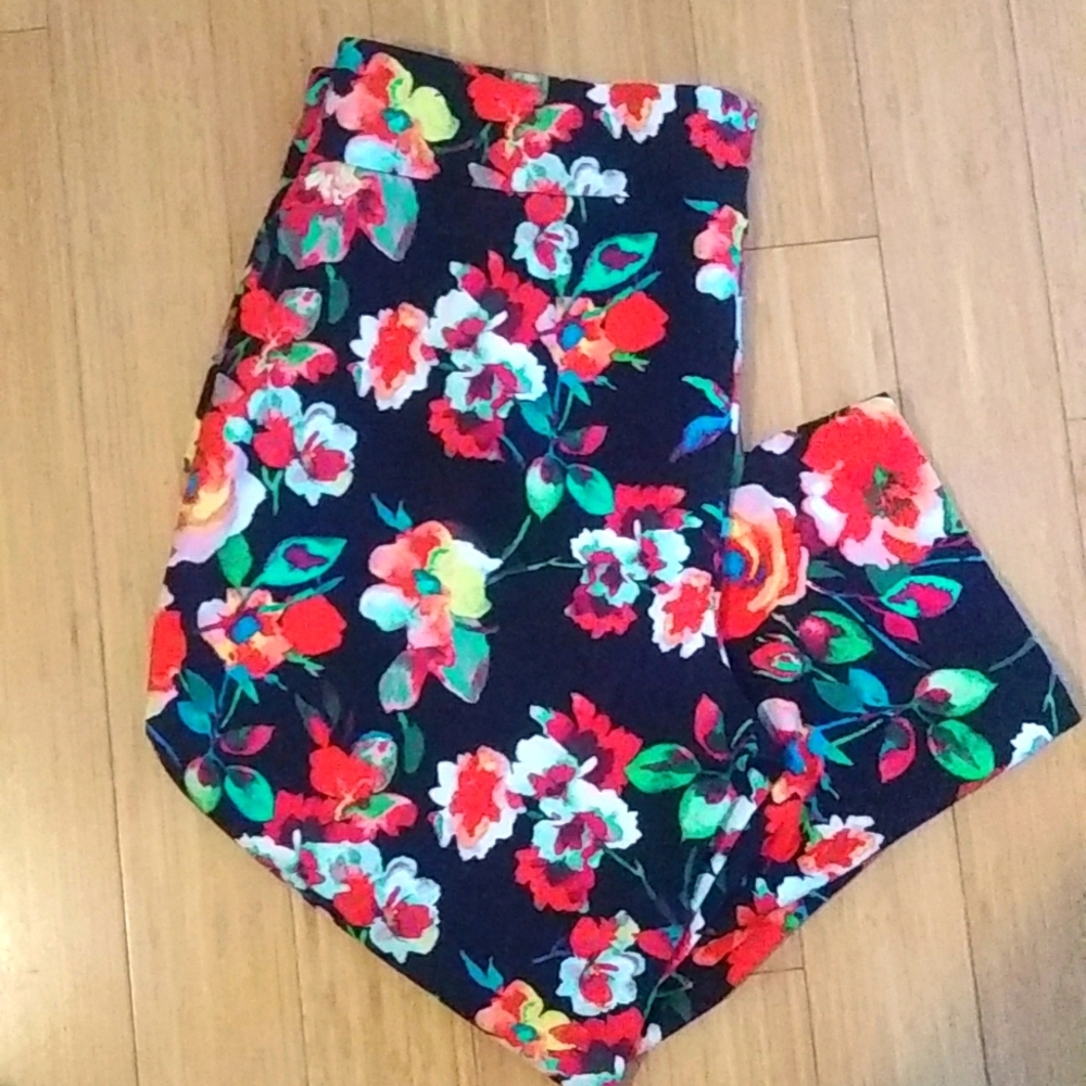 Attyre Bold Floral Capris Plus Size 22W